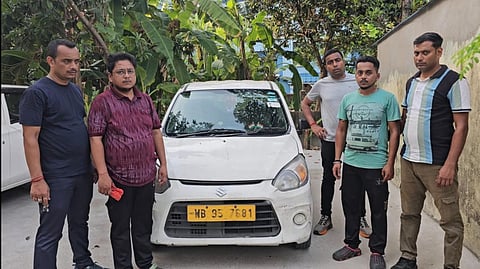 बारुईपुर थाने की पुलिस गिरफ्तार दोनों अभियुक्तों को ले जाती हुई