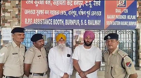 आरपीएफ ने मोबाइल फोन उसके मालिक को सौंपा