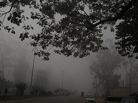 काले बादलों की चादर में लिपटा रहा महानगर