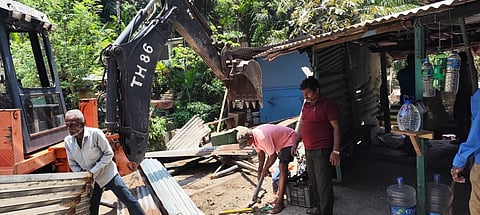 जिला प्रशासन ने श्री विजयपुरम में सड़क किनारे अतिक्रमण हटाए