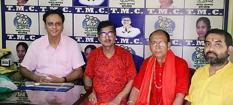 हटाये जाने से नाराज पुरोहितों ने पार्षद से मांगी मदद