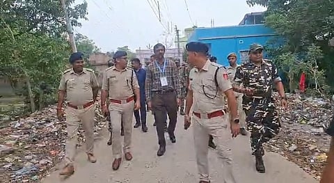 रघुनाथगंज में इलाके का निरीक्षण करते प्रशासनिक अधिकारी