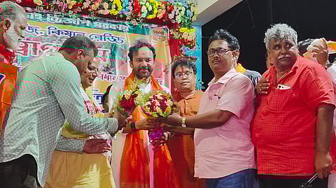 केंद्रीय कोयला मंत्री का स्वागत करते समर्थक