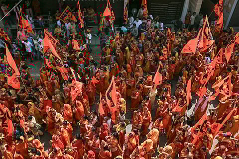 ज्ञानवापी पर बयान से विवाद: धीरेंद्र शास्त्री के ‘कलंक’ बयान पर मौलाना का तीखा विरोध