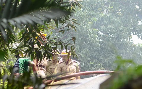 अस्पताल में लगी आग को बुझाते हुए दमकल कर्मी