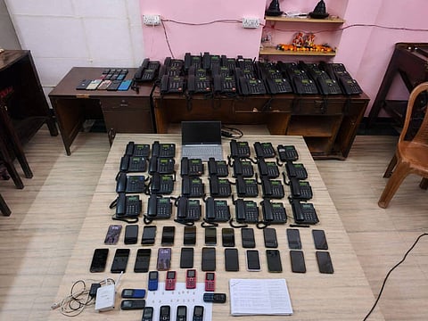 कॉल सेंटर से जब्त सामान