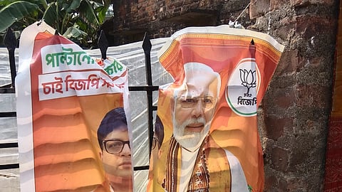 सोनारपुर में पोस्टर फाड़ने की तस्वीर