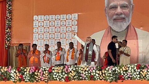 काकद्वीप की चुनावी सभा में समर्थकों का अभिवादन स्वीकार करते हुए पीएम नरेंद्र मोदी