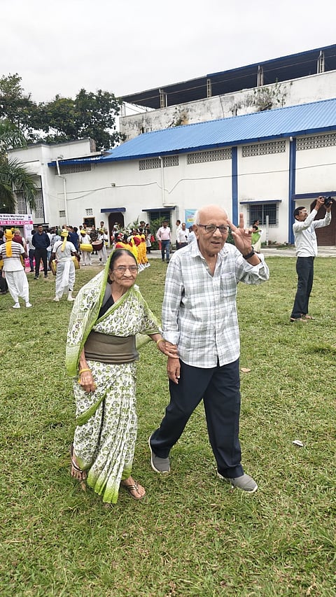 मतदान के बाद एक बुजुर्ग दंपत्ति अपनी अंगुली पर लगी स्याही दिखाते हुए लोकतांत्रिक प्रक्रिया में अपनी भागीदारी का संदेश दे रहे हैं।