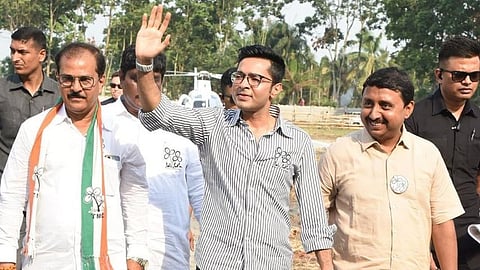 हावड़ा में चुनावी प्रचार के दौरान तृणमूल के राष्ट्रीय महासचिव अभिषेक बनर्जी लोगों का अभिवादन स्वीकार करते हुए । साथ में बाली से तृणमूल उम्मीदवार कैलाश मिश्रा, डोमजूर के उम्मीदवार तापस माइती, जगतबल्लभपुर से पार्टी उम्मीदवार सुबीर चटर्जी