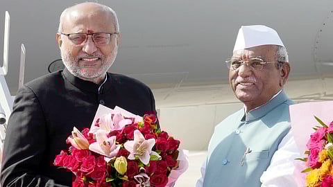 जयपुर अंतर्राष्ट्रीय हवाई अड्डे पर उपराष्ट्रपति सीपी राधाकृष्णन का स्वागत करते राजस्थान के राज्यपाल हरिभाऊ बागडे