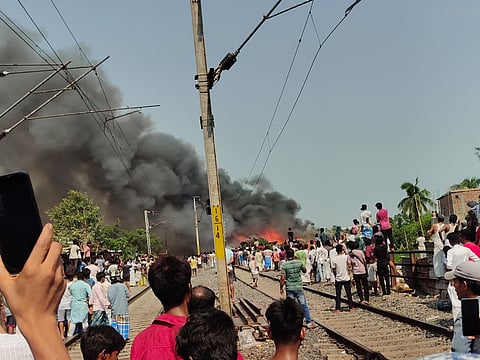 संतोषपुर के बस्ती में आग लगी के बाद मची अफरा-तफरी