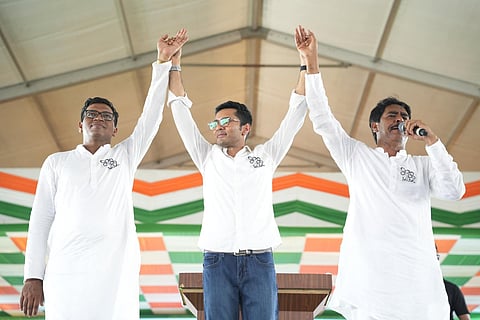 भांगड़ में पार्टी उम्मीदवारों शौकत मोल्ला और बहारुल इस्लाम के समर्थन में आयोजित सभा के दौरान मौजूद तृणमूल कांग्रेस के राष्ट्रीय महासचिव अभिषेक बनर्जी