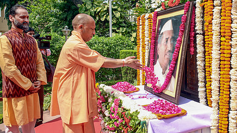 पूर्व CM हेमवती नंदन बहुगुणा की जयंती पर उनकी प्रतिमा पर पुष्पांजलि अर्पित करते CM योगी आदित्यनाथ