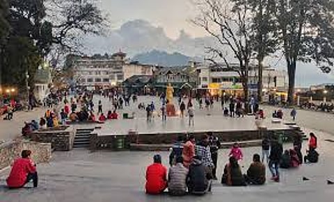 Crowd of tourists at Darjeeling Chowrasta