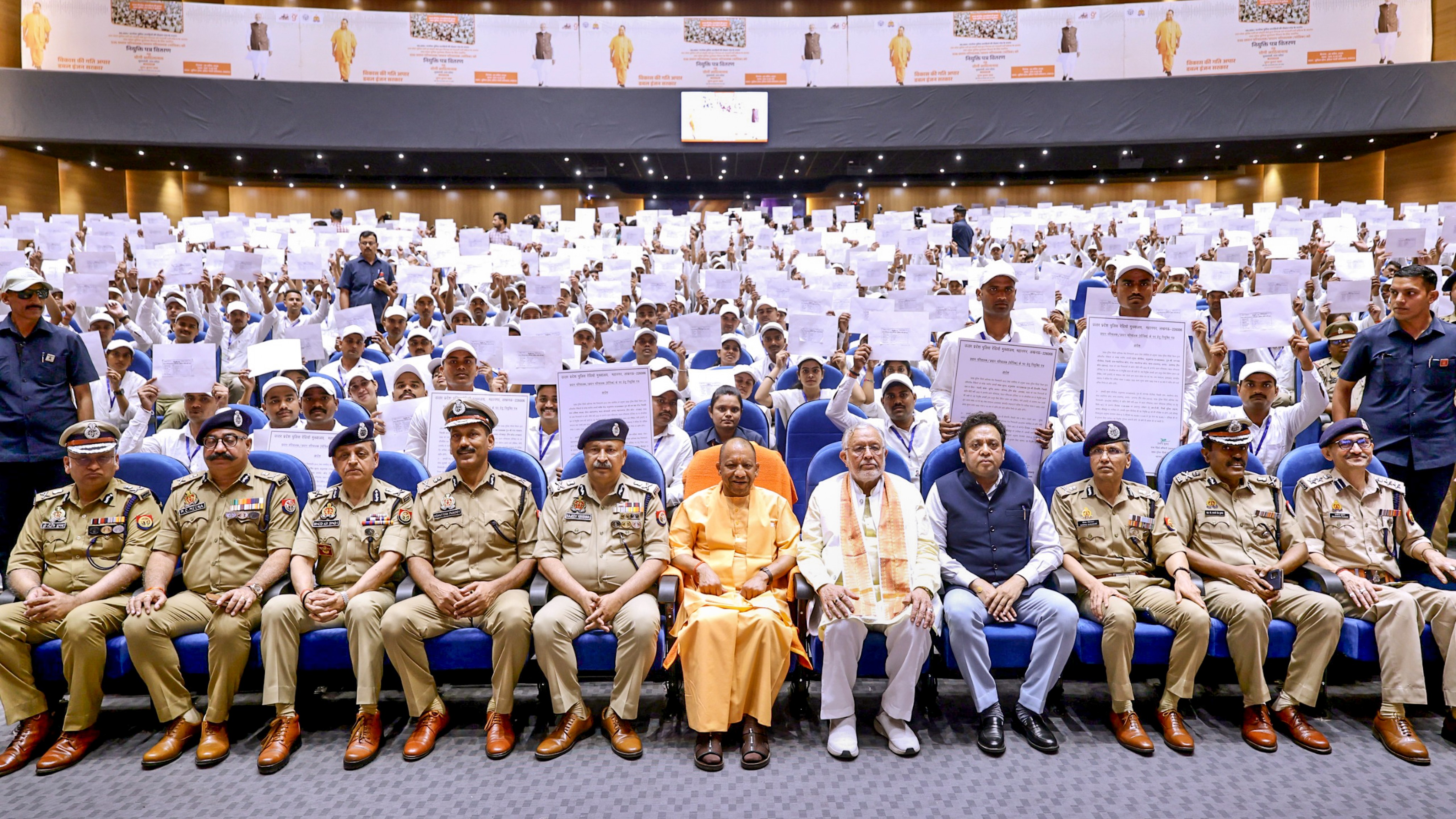 लखनऊ में आयोजित एक कार्यक्रम में सीएम योगी आदित्यनाथ व अन्य