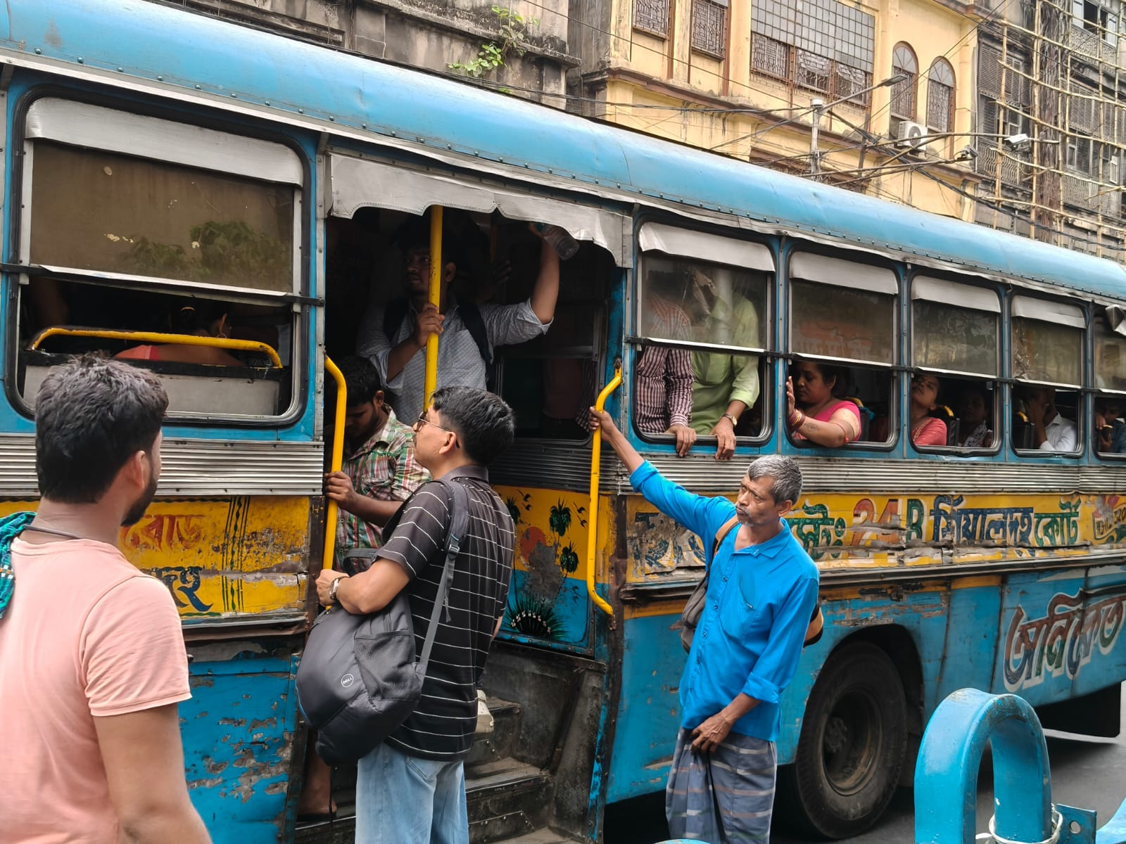 भीड़, देरी और परेशानी! बसों की कमी ने बढ़ायीं दैनिक यात्रियों की मुश्किलें