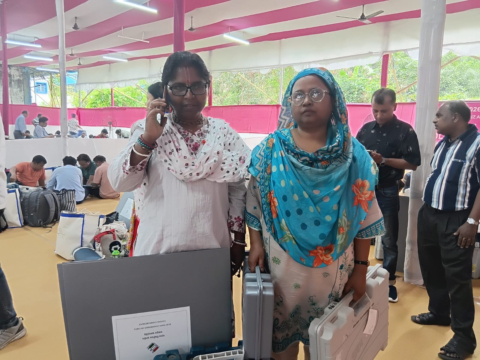 मतदान कर्मी डीसीआरसी केंद्र से ईवीएम मशीन संग्रह कर ले जाती हुई