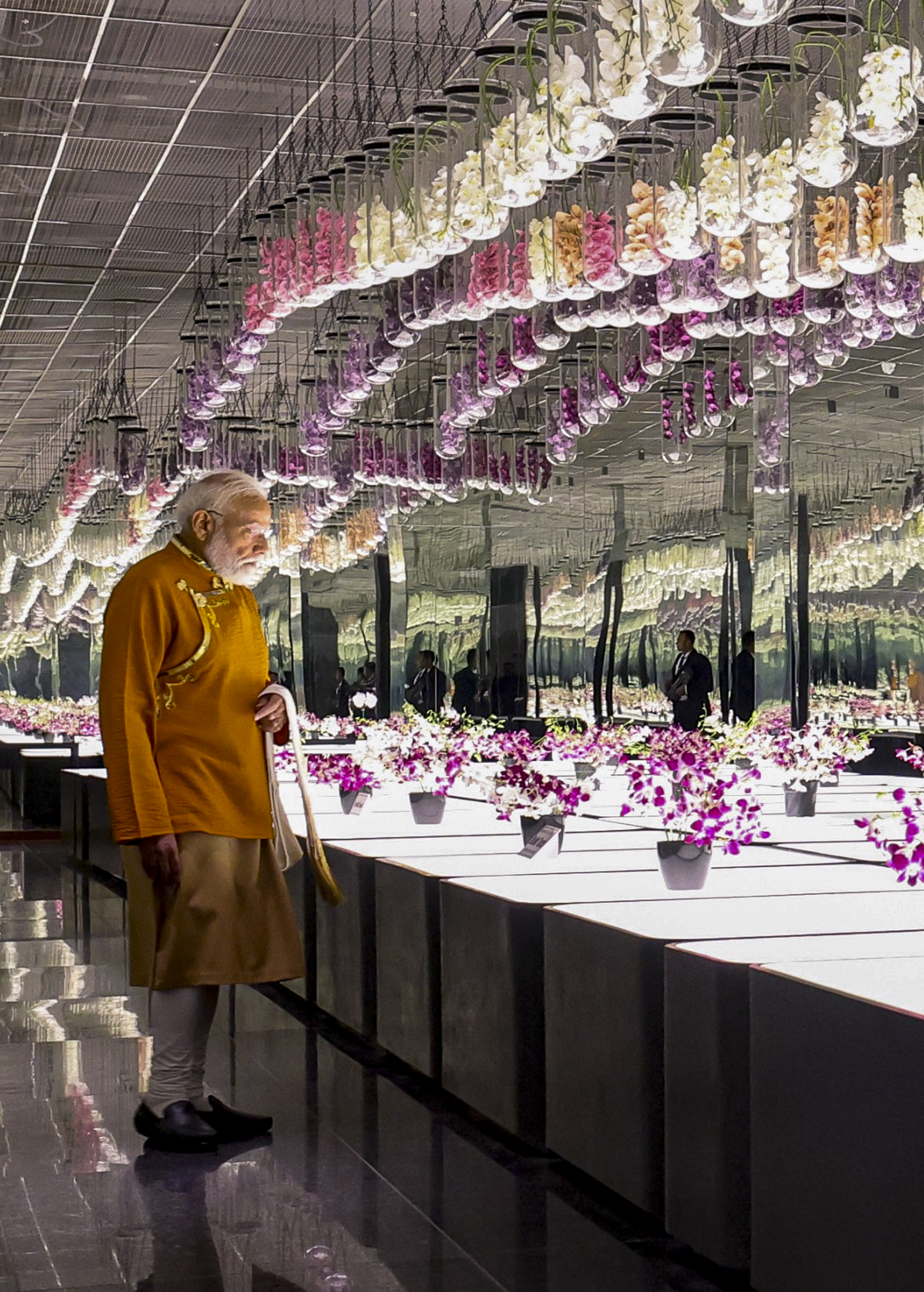 प्रधानमंत्री नरेंद्र मोदी ने सिक्किम के गंगटोक स्थित ऑर्किडेरियम का दौरा किया