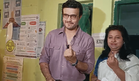 वोट डालने पहुंचे सौरव गांगुली, पत्नी डोना गांगुली संग निभाया लोकतांत्रिक कर्तव्य