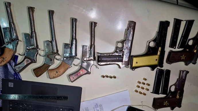 बंगाल चुनाव में सनसनी, जगदल के बूथ नंबर 34 से हथियार बरामद