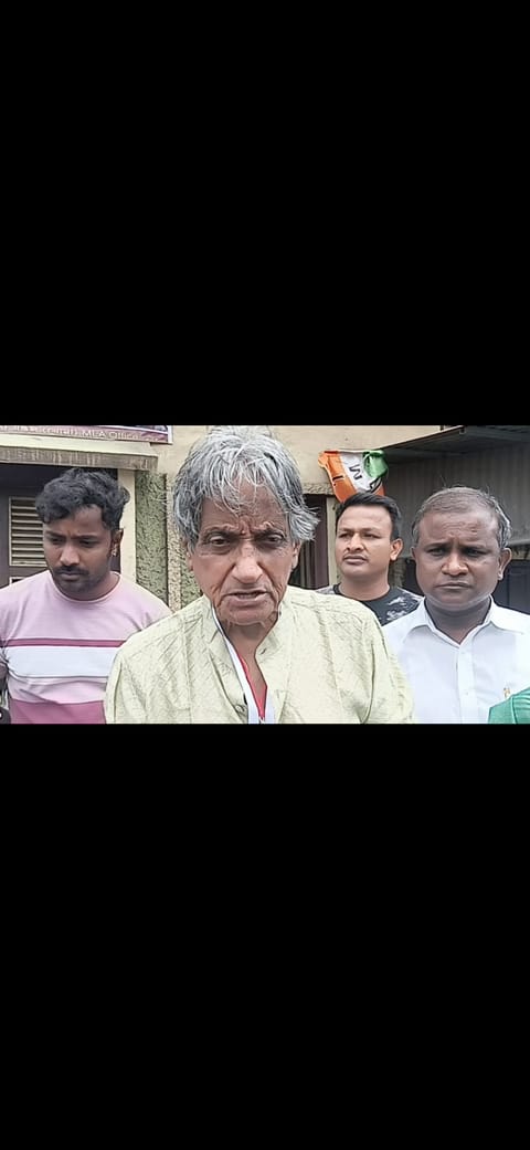 बजबज के तृणमूल उम्मीदवार अशोक देव विभिन्न बूथों का दौरा करते हुए