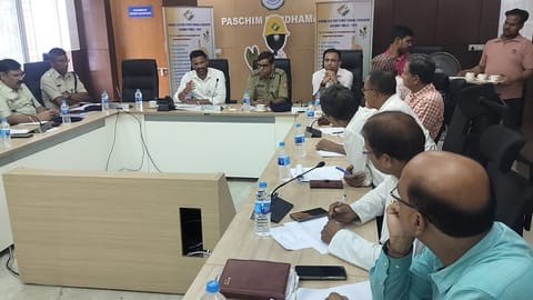 विभिन्न राजनीतिक दल के प्रतिनिधियों के साथ बैठक करते डीएम एवं सीपी