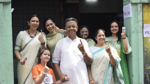 मंत्री फिरहाद हकीम ने पूरे परिवार के साथ वोट डाला