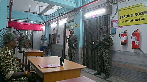 कोलकाता में स्ट्रॉन्ग रूम के बाहर सख्ती, 7 जगहों पर धारा 163 लागू