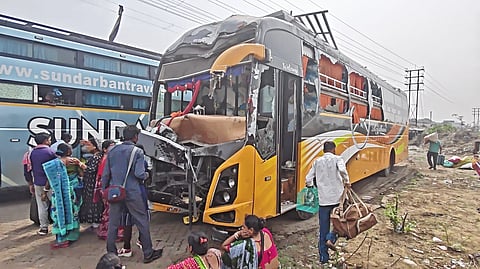 हरियाणा जा रही प्रवासी श्रमिकों से भरी बस हुई दुर्घटनाग्रस्त