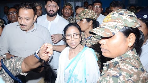 भाजपा ने 100 से अधिक सीटें लूटीं : ममता बनर्जी