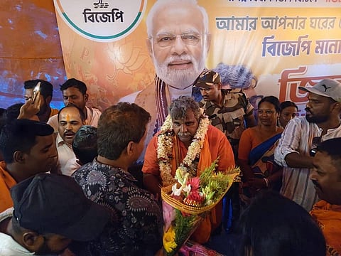 जितेंद्र तिवारी को जीत की बधाई देते समर्थक