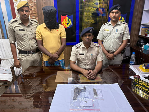 युवक के पास से बरामद हथियार