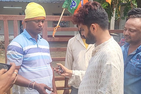 कल्ब के पदाधिकारियों को चाबी सौंपते पारिजात गांगुली