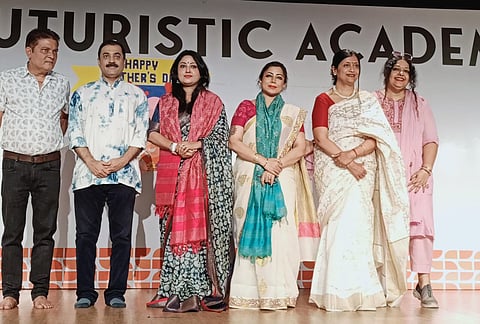 एसपीके जैन फ्यूचरिस्टिक अकादमी में रवीन्द्र जयंती के अवसर पर मौजूद विद्यालय के सचिव जयदीप पटवा,डॉ. जयीता गांगुली, तन्मय चक्रवर्ती, अनुराधा मजुमदार, गुरु संचिता भट्टाचार्य, पारोमिता घोष व अन्य