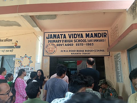 जनता विद्या मंदिर गेट की तस्वीर