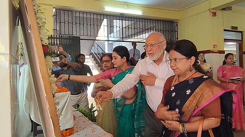 रवींद्र नाथ टैगोर की तस्वीर पर पुष्प अर्पित करते एके शर्मा