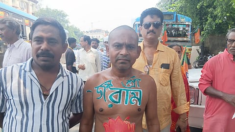 भाजपा समर्थक सुशांत धारा अपने सीने पर भगवान श्रीराम का नाम तथा कमल फूल को उकेर कर दिखाते हुए
