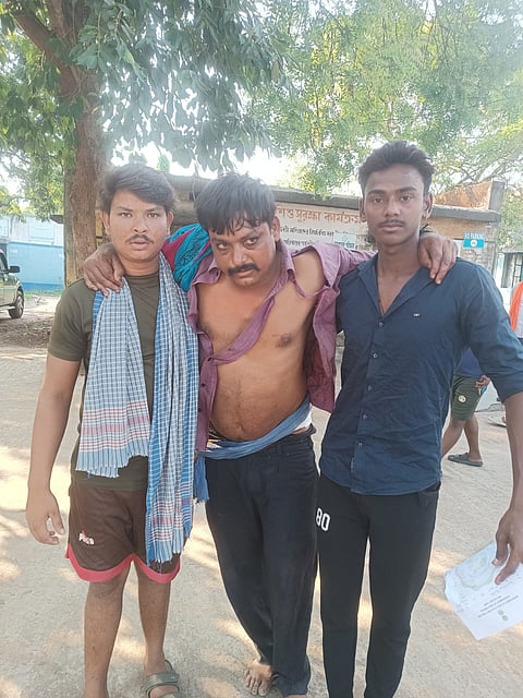 घायल सरावर वैद को अस्पताल ले जाते स्थानीय लोग