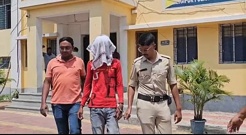गिरफ्तार अभियुक्त को कोर्ट ले जाती पुलिस