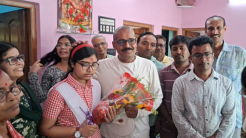 आद्रिता पाल को बधाई देने पहुंचे विधायक सुब्रत मैत्रा