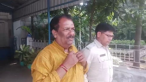 तृणमूल के पूर्व पार्षद मानस राय को अदालत ले जाती पुलिस