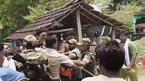 परिस्थिति को नियंत्रित करते पुलिस के जवान