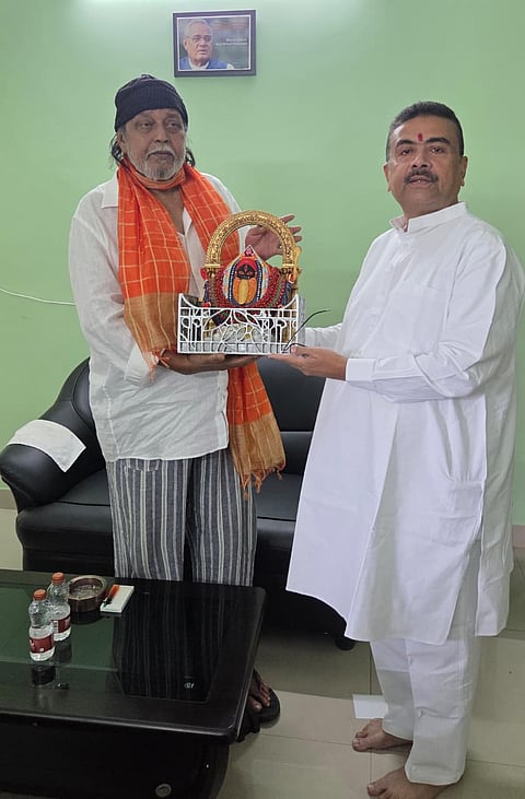 मिथुन चक्रवर्ती से मिलते सीएम शुभेंदु अधिकारी