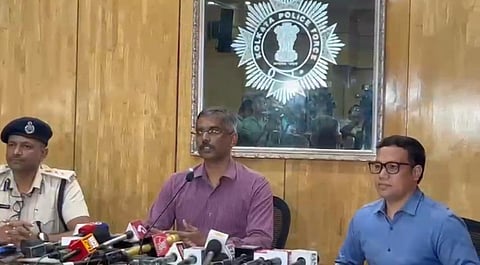 संवाददाताओं को संबोधित करते एडिशनल सीपी वी.सोलोमन नेसा कुमार। साथ में हैं डीसी डीडी स्पेशल विदित राज बुंदेश