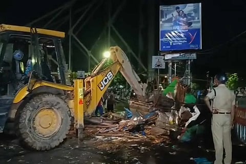हावड़ा स्टेशन के बाहर चला बुलडोजर, 150 से अधिक ‘अवैध’ दुकानों पर कार्रवाई