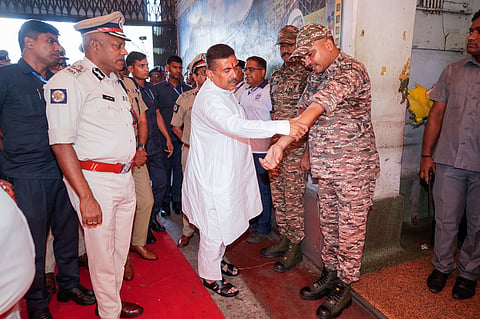 सोमवार को घायल केन्द्रीय बलों से मुलाकात करते सीएम मुख्यमंत्री शुभेंदु अधिकारी