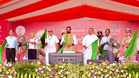 पटना में अग्निशमन वाहनों को हरी झंडी दिखा रहे सीएम सम्राट चौधरी व अन्य