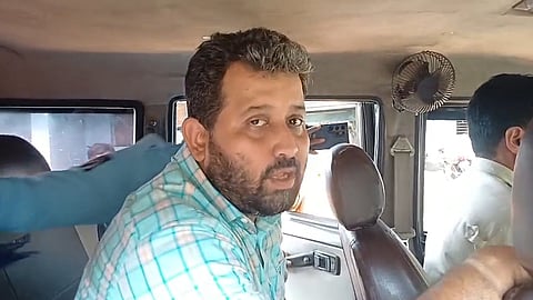 गिरफ्तार अभियुक्त शतदीप घटक को अदालत ले जाती पुलिस