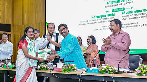 रांची में नियुक्ति पत्र सौंपते हुए झारखंड के मुख्यमंत्री हेमंत सोरेन